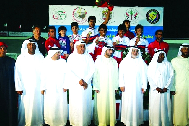 "مسؤولو اللجنة التنظيمية واتحاد الدراجات مع أبطال سباق السرعة - البيان"