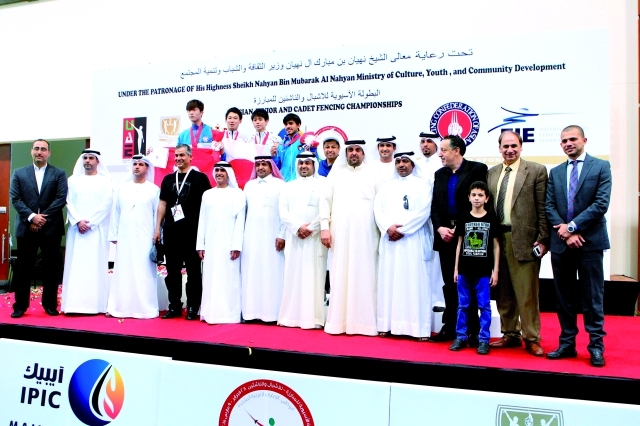 "اللجنة المنظمة مع أبطال سلاح الفلوريه - البيان"