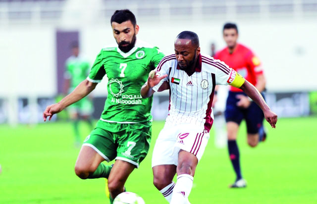 "إسماعيل مطر وحيدروف في صراع على الكرة - البيان"