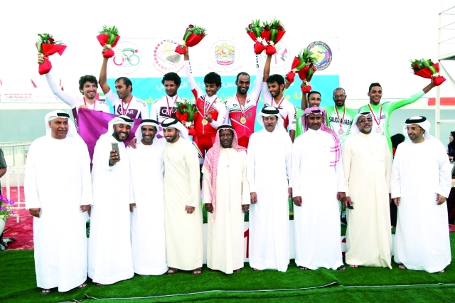 "الشعفار يتوسط رؤساء الوفود والفائزين البيان"