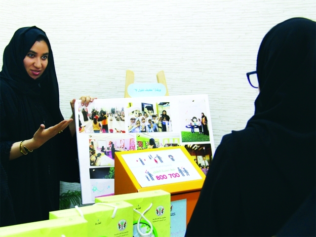 "جواهر القاسمي تستمع إلى احدى الإداريات في إدارة حماية حقوق الطفل\t\t\t\t\t\t\t\t من المصدر"