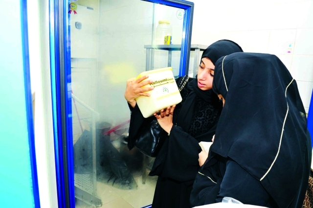 "المفتشات خلال إحدى الزيارات \t\t\t من المصدر"