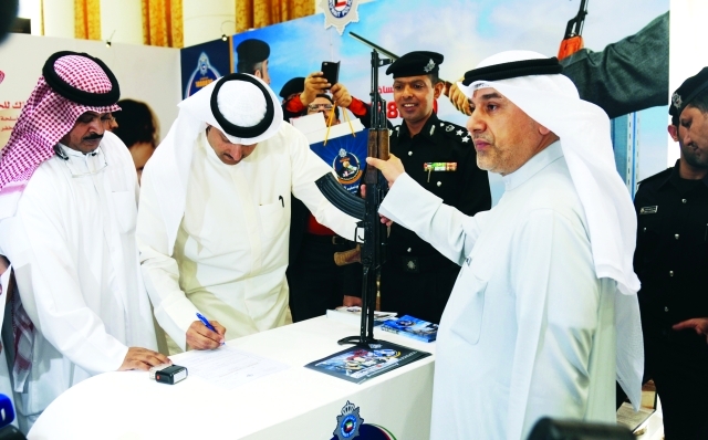 "عبدالله التميمي مسلّماً سلاحه"