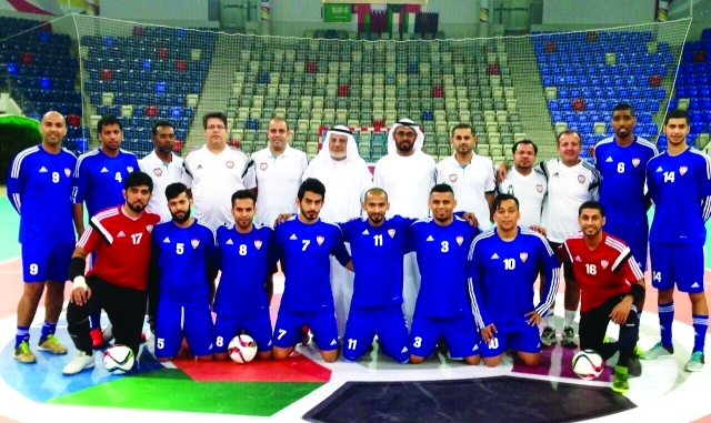"الفردان مع لاعبي منتخبنا في البحرين - البيان"
