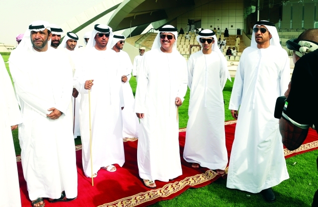 "سلطان بن حمدان مع الملاك خلال السباق - البيان"