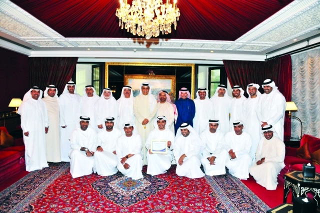 "سلمان بن إبراهيم في لقطة تذكارية مع أعضاء الوفد الرسمي الإماراتي - البيان"
