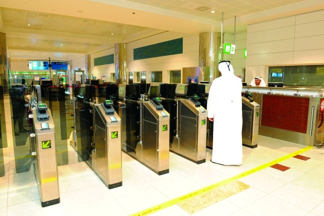 "البوابات الذكية في مطارات دبي  \t  من المصدر"