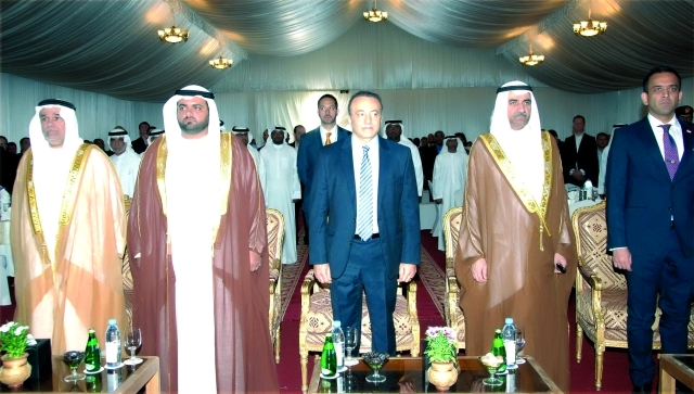 "حاكم الفجيرة خلال السلام الوطني اثناء افتتاح المحطة بحضور محمد بن حمد الشرقي وصالح بن محمد الشرقي"