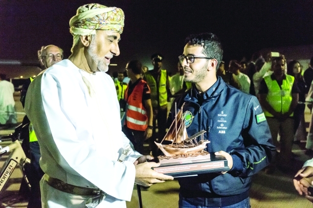 "خلال استقبال حسن الرديني في مسقط - البيان"