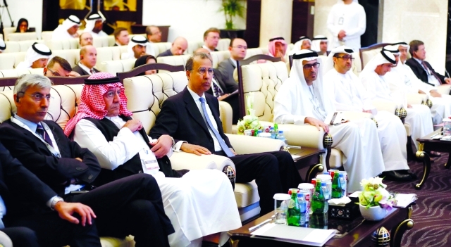 "الدكتور جمال سند السويدي وجاسم المناعي وعدد من الحضور خلال الجلسة الافتتاحية - البيان"