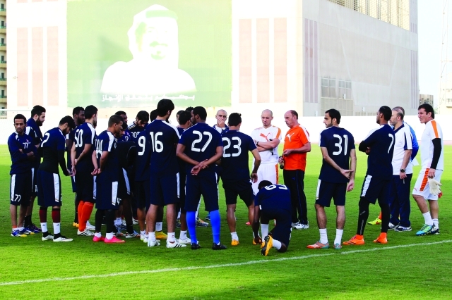 "كاجودا خلال مخاطبته اللاعبين قبل التدريب - تصوير - يونس يونس"