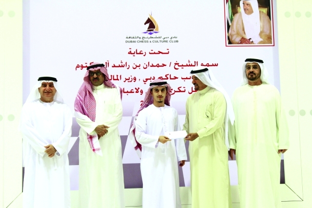 "سعيد حارب يكرّم أحد الأبطال بحضور العبد العزيز وعبد الملك والبناي - البيان"