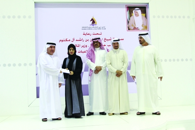 "عبد الملك يكرم آمنة نعمان بطلة العرب - البيان"
