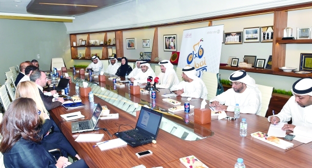 "من اجتماع اللجنة المنظمة برئاسة سعيد حارب - البيان"