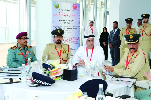 "وزير الداخلية مستمعاً إلى شرح عن سبل محاربة آفة المخدرات"