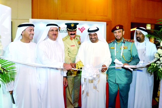 "أحمد بن سعيد مفتتحاً المؤتمر بحضور سلطان المنصوري ومحمد المري وخميس المزينة وحمد الشيباني وثاني الزفين من المصدر"