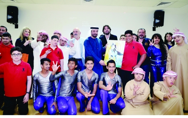 "سلوم حداد وأيمن البياع مع فرقة نجوم راشد ولوحة من إبداعات أحد الطلاب"