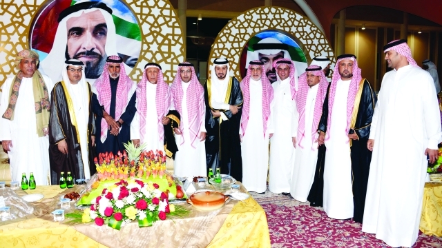 "ضيوف من المملكة العربية السعودية مع العريس ووالده وشقيقيه"