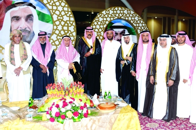 "العريس يتوسط عدداً من المدعوين"