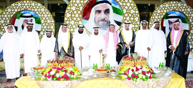 "قيس بن يماني التميمي وأنجاله صابر وشوقي والعريس منصور وخالد بن طناف المنهالي وعدد من الحضور"