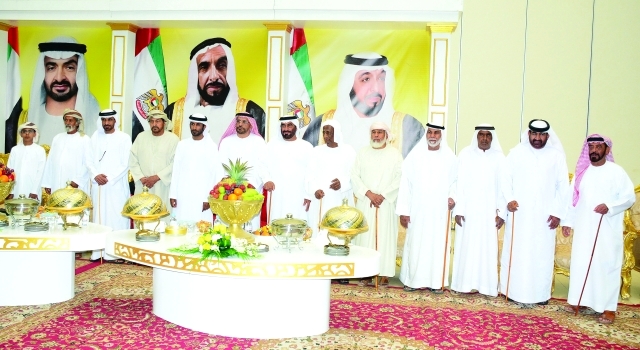 "العريس سعيد العامري يتوسط عدداً من كبار الشخصيات"