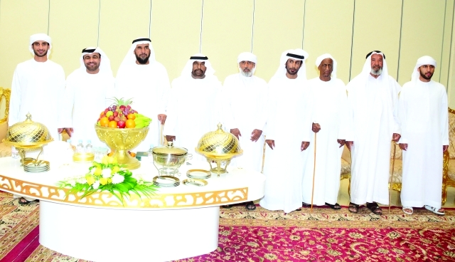 "العريس سعيد العامري يتوسط عدداً من الأهل"
