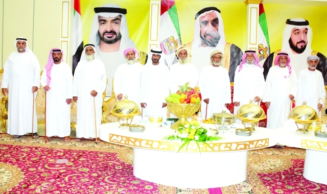 "العريس ومجموعة من الضيوف"