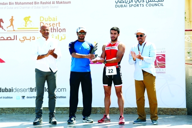 ماجد الصبري بطل ترايثلون دبي الصحراوي