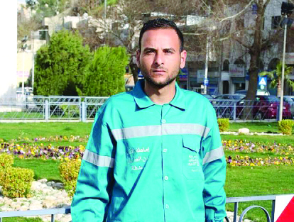 "عامل بالزي الجديد"