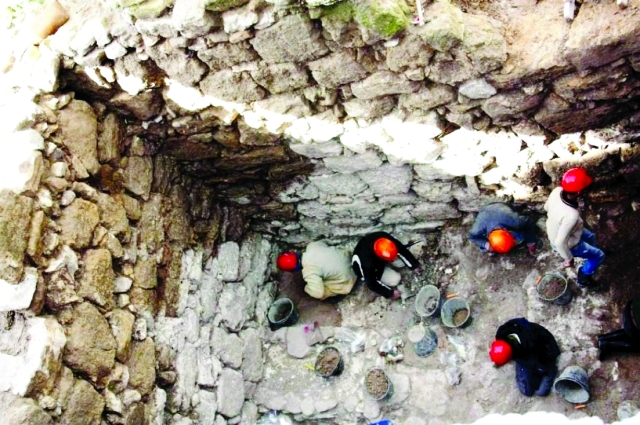 "قطع أثرية حصاد التنقيب في المعبد"
