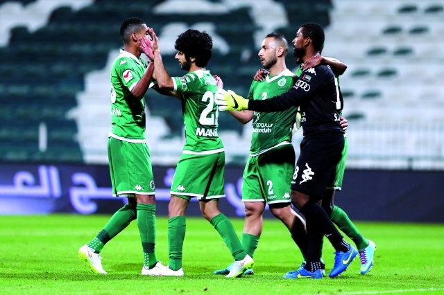 "لاعبو الشباب يتبادلون التهنئة بهدف الفوز على بني ياس تصوير ـــ ناصر بابو"
