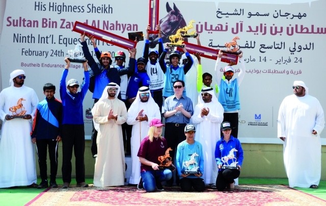 "سلطان بن زايد يتوسط الأبطال على منصة التتويج - البيان"
