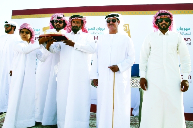 "سلطان بن حمدان عقب تتويج بطل الشوط الثاني - تصوير - مجدي اسكندر"