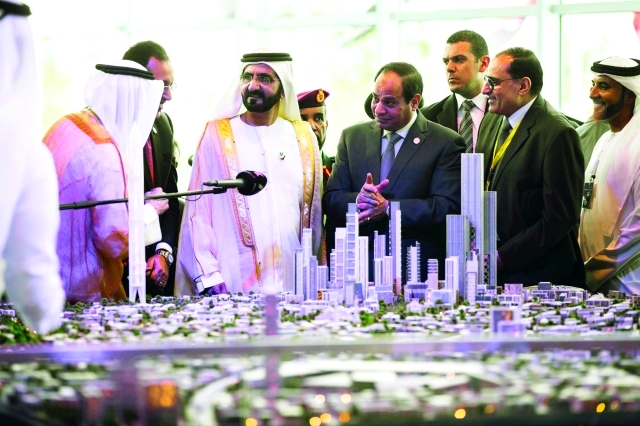 "محمد بن راشد والسيسي خلال الاطلاع على مجسم مشروع العاصمة الإدارية \tتصوير- خليفة اليوسف"