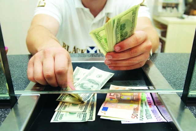 قفزات الدولار تهبط بمؤشر بلومبيرغ للسلع 2.3%