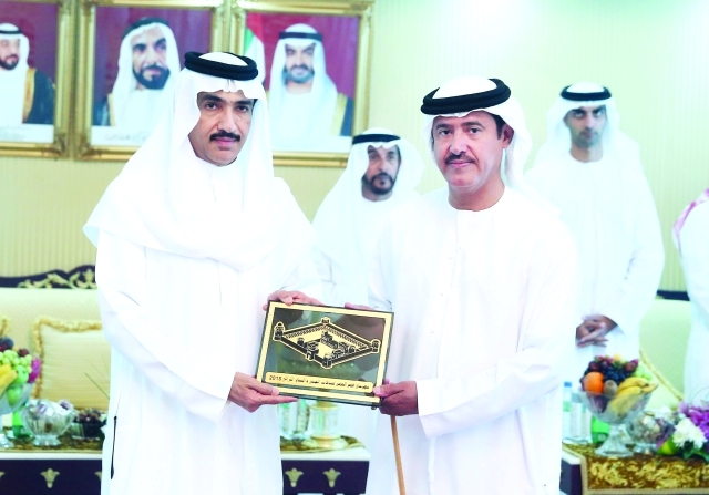سلطان بن حمدان يكرم داعمي مهرجان «قصر الحصن»