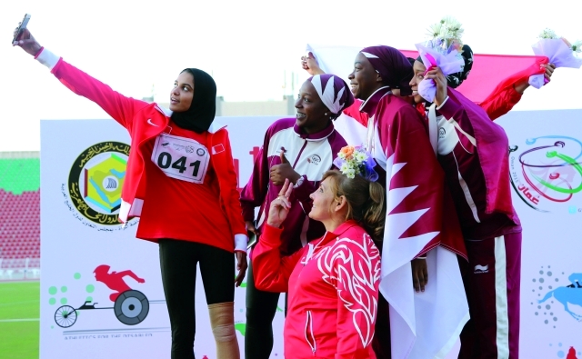 "لقطة سيلفي للاعبات المراكز الثلاثة في ألعاب القوى -البيان"