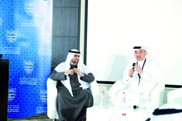 "عبدالله المدني وباسم يونس خلال الإجابة عن أسئلة الحضور في المنتدىمن المصدر"