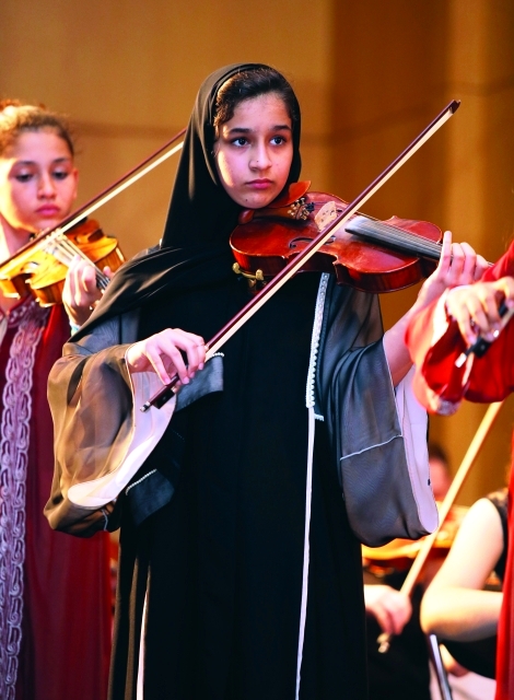 "خولة الرايحي تعزف على الكمان"