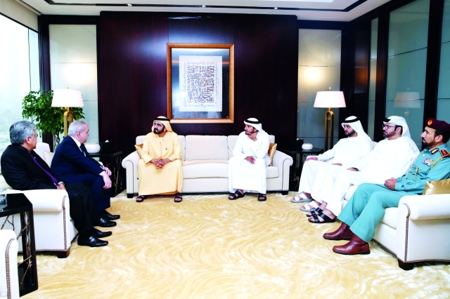 "محمد بن راشد مستقبلاً إلياس المر بحضور حمدان ومكتوم بن محمد ومحمد القرقاوي وسيف الشعفار \t تصوير ــ خليفة اليوسف"