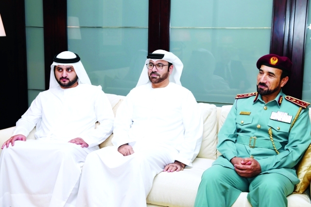 "مكتوم بن محمد ومحمد القرقاوي وسيف الشعفار خلال الاستقبال"
