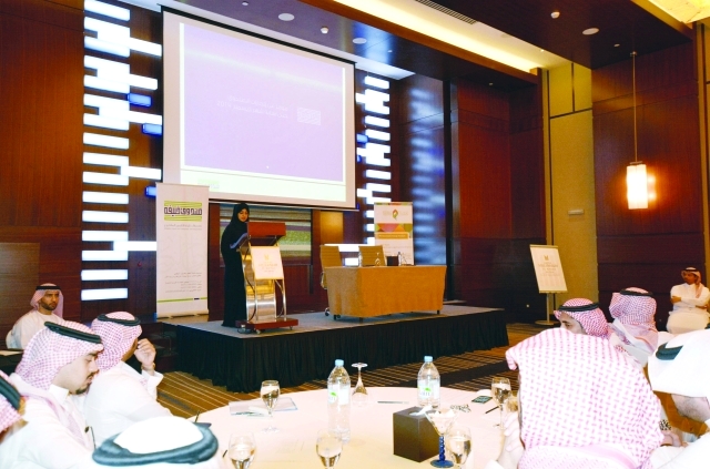 "موزة الناصري  تُلقي كلمة ترحيبية بالوفد السعودي أمس في أبوظبي - وام"