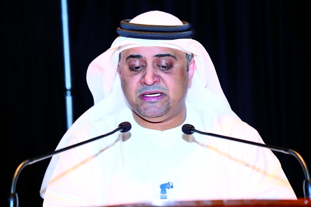 "هاني الهاملي متحدثاً أمام القمة أمس (البيان)"