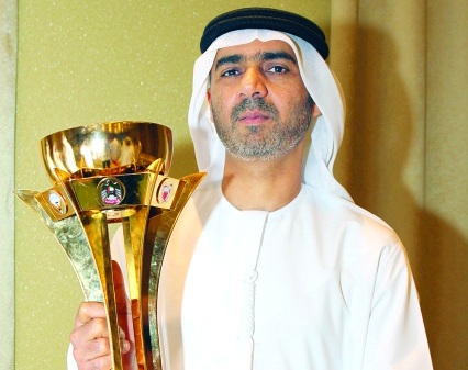 "حمد لوتاه يحمل كأس الخليج الذي فاز به النصر - البيان"