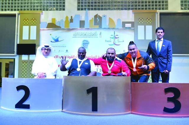"..ويشير بعلامة النصر خلال تتويج أبطال وزن 97 كغم - تصوير- جابر عابدين"
