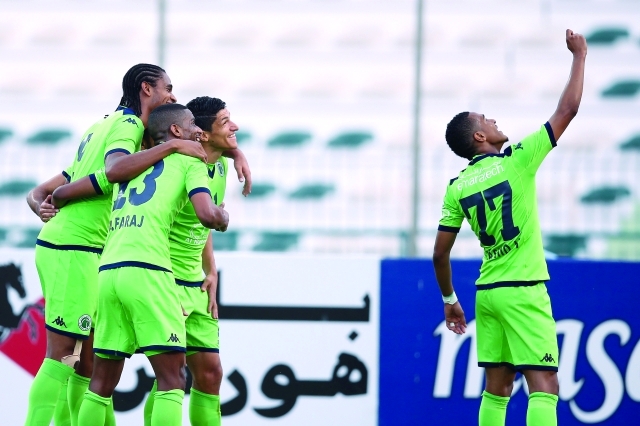 "راشد حسن محتفلاً بأحد هدفيه بطريقة معبرة - تصوير- سالم خميس"
