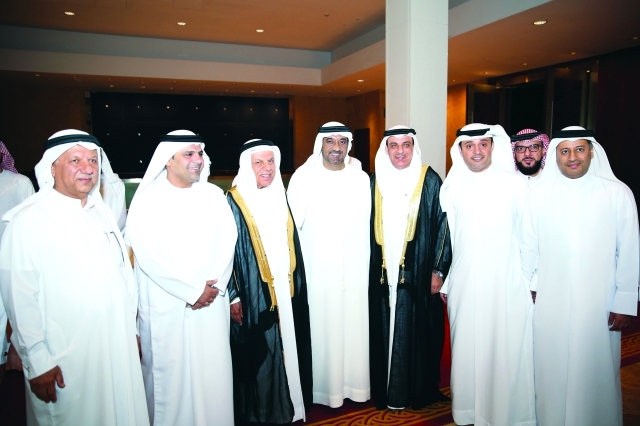"أحمد بن سعيد يتوسط العريس ووالده ونبيل عبد الرزاق ويوسف الشامسي ود. سمير العوضي وعبد الله توكل وعبد الرزاق القاسم"