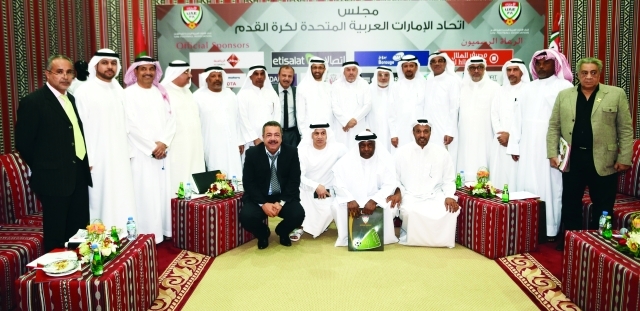 "يوسف السركال يتوسط نجوم أول منتخب للإمارات شارك في نهائيات آسيا"
