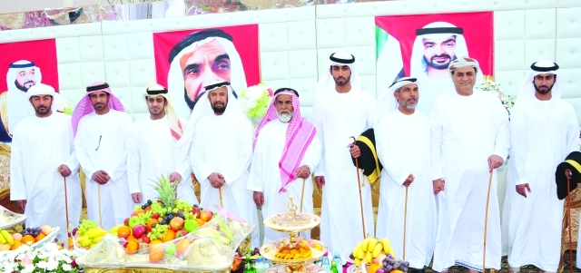 "عويضة سهيل الخيلي والعريسان وجانب من المهنئين"
