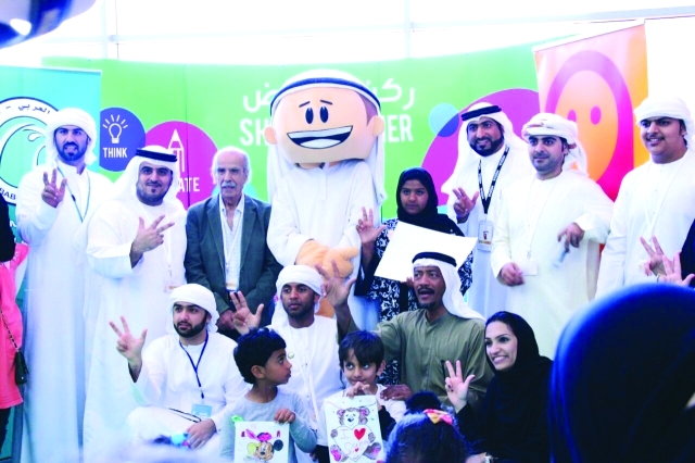 "جانب من المشاركين في لقطة تذكارية"